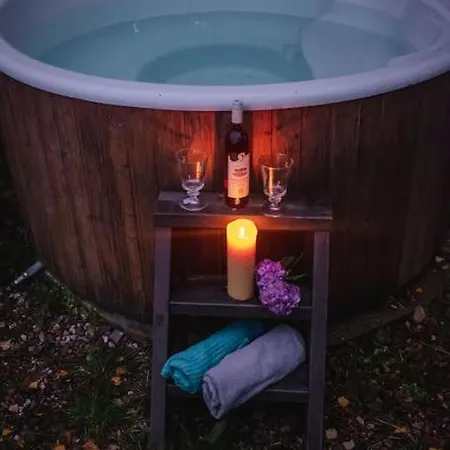 Enjoy Cozy Nest View Hills Garden Forest Sauna Hottub Apartment