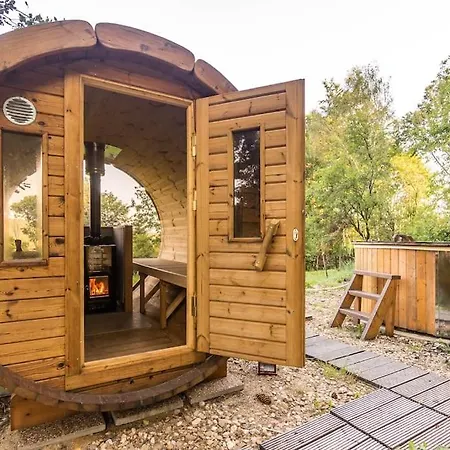 Enjoy Cozy Nest View Hills Garden Forest Sauna Hottub